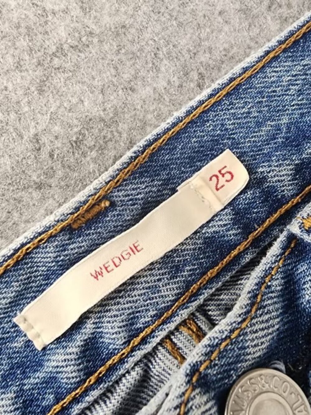 Levis Wedgie Straight Leg Jeans Light Wash Raw Hem High Rise Womens 25 - Picture 2 of 4